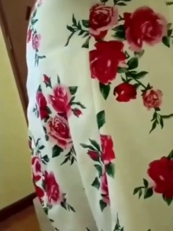 美容会所穿花裙子的熟女阿姨，关上门悄熘熘地脱下内裤，话都不敢说大声，指挥阿姨卖弄风骚！ 截图4