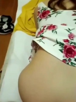 美容会所穿花裙子的熟女阿姨，关上门悄熘熘地脱下内裤，话都不敢说大声，指挥阿姨卖弄风骚！ 截图13