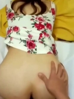 美容会所穿花裙子的熟女阿姨，关上门悄熘熘地脱下内裤，话都不敢说大声，指挥阿姨卖弄风骚！ 截图16