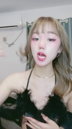 美少女小七-：我下面被干出血来了️️好奇的宝宝们，厕所尿尿特写，姨妈血是怎么流出来的！ 截图2