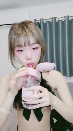 美少女小七-：我下面被干出血来了️️好奇的宝宝们，厕所尿尿特写，姨妈血是怎么流出来的！ 截图3