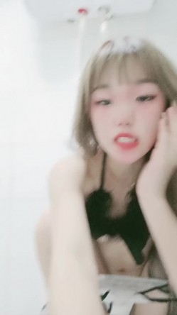 美少女小七-：我下面被干出血来了️️好奇的宝宝们，厕所尿尿特写，姨妈血是怎么流出来的！ 截图4