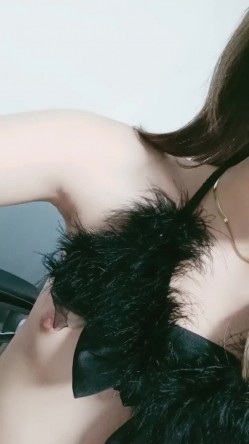 美少女小七-：我下面被干出血来了️️好奇的宝宝们，厕所尿尿特写，姨妈血是怎么流出来的！ 截图7