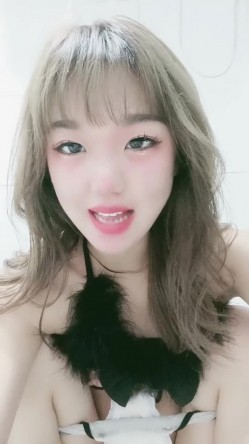 美少女小七-：我下面被干出血来了️️好奇的宝宝们，厕所尿尿特写，姨妈血是怎么流出来的！ 截图8