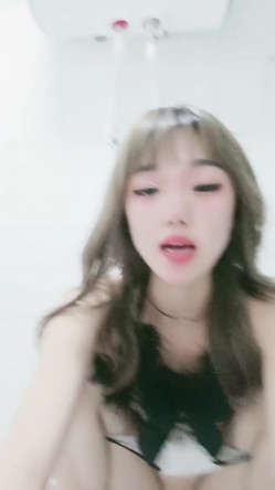美少女小七-：我下面被干出血来了️️好奇的宝宝们，厕所尿尿特写，姨妈血是怎么流出来的！ 截图11