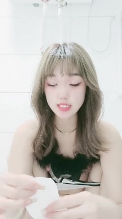 美少女小七-：我下面被干出血来了️️好奇的宝宝们，厕所尿尿特写，姨妈血是怎么流出来的！ 截图15