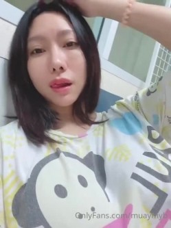【你的淫荡姨妈】泰国轻熟人妻型巨乳网黄御姐「Muaymyb」露脸大尺度私拍 风骚露出男女通吃多穴满足 截图1