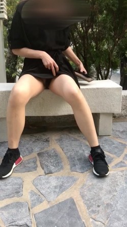 最新万狼求购网红地狱调教大师【狗主人】私拍，多种刺激玩法SM调教滴蜡吃精肛链打桩机 截图12