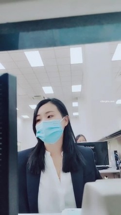 【丫头等你】出入境工作人员~上班逼塞跳蛋扣穴流白浆~！~-出入境工作人员~上班逼塞跳蛋.厕所开秀扣穴流白浆 截图1