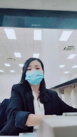 【丫头等你】出入境工作人员~上班逼塞跳蛋扣穴流白浆~！~-出入境工作人员~上班逼塞跳蛋.厕所开秀扣穴流白浆 截图2