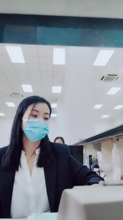 【丫头等你】出入境工作人员~上班逼塞跳蛋扣穴流白浆~！~-出入境工作人员~上班逼塞跳蛋.厕所开秀扣穴流白浆 截图3