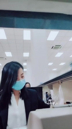 【丫头等你】出入境工作人员~上班逼塞跳蛋扣穴流白浆~！~-出入境工作人员~上班逼塞跳蛋.厕所开秀扣穴流白浆 截图4