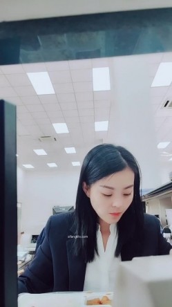 【丫头等你】出入境工作人员~上班逼塞跳蛋扣穴流白浆~！~-出入境工作人员~上班逼塞跳蛋.厕所开秀扣穴流白浆 截图11