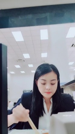 【丫头等你】出入境工作人员~上班逼塞跳蛋扣穴流白浆~！~-出入境工作人员~上班逼塞跳蛋.厕所开秀扣穴流白浆 截图12