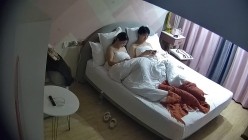 大学城 之前说法是少妇主动 现在的年轻小妹更主动啊 给男友脱裤子 含屌 翘屁股 什么姿势一拍就换 截图16
