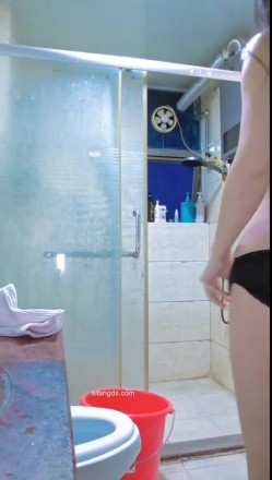 合租房女室友偷拍两个身材不错的闺蜜日常更衣洗澡逼毛非常性感很有撸点 截图1