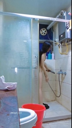 合租房女室友偷拍两个身材不错的闺蜜日常更衣洗澡逼毛非常性感很有撸点 截图2