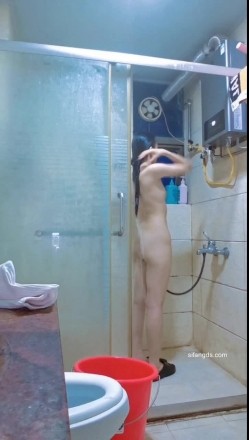 合租房女室友偷拍两个身材不错的闺蜜日常更衣洗澡逼毛非常性感很有撸点 截图10