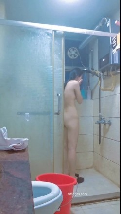 合租房女室友偷拍两个身材不错的闺蜜日常更衣洗澡逼毛非常性感很有撸点 截图13