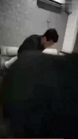 抓奸网爆事件 ️妻子光着身子还要护着情夫看来媳妇是找到真爱了 截图7