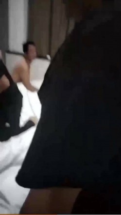 抓奸网爆事件 ️妻子光着身子还要护着情夫看来媳妇是找到真爱了 截图8