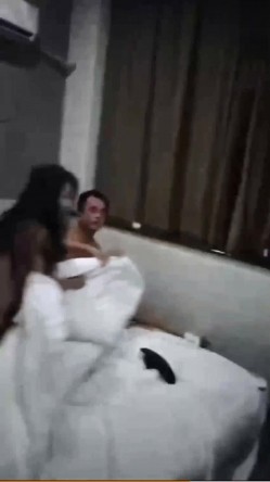 抓奸网爆事件 ️妻子光着身子还要护着情夫看来媳妇是找到真爱了 截图12
