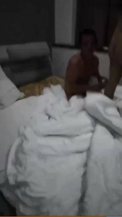抓奸网爆事件 ️妻子光着身子还要护着情夫看来媳妇是找到真爱了 截图15