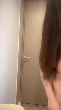 34D美乳女神【月亮躲在云朵】下海福利，顶级炮架子，道具自慰喷水 截图3