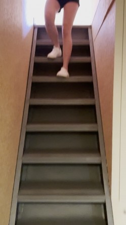 《重磅 模特私拍 泄密》学院派系列 极品长腿清纯大学生美眉私拍~换衣服时被偸拍~摄影师加钱对着美腿撸一发 截图1