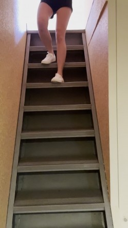 《重磅 模特私拍 泄密》学院派系列 极品长腿清纯大学生美眉私拍~换衣服时被偸拍~摄影师加钱对着美腿撸一发 截图3