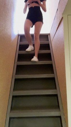 《重磅 模特私拍 泄密》学院派系列 极品长腿清纯大学生美眉私拍~换衣服时被偸拍~摄影师加钱对着美腿撸一发 截图4