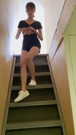 《重磅 模特私拍 泄密》学院派系列 极品长腿清纯大学生美眉私拍~换衣服时被偸拍~摄影师加钱对着美腿撸一发 截图5