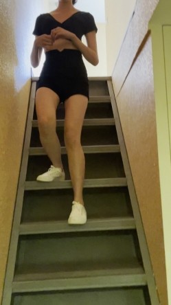 《重磅 模特私拍 泄密》学院派系列 极品长腿清纯大学生美眉私拍~换衣服时被偸拍~摄影师加钱对着美腿撸一发 截图6