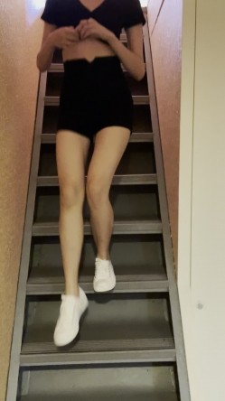 《重磅 模特私拍 泄密》学院派系列 极品长腿清纯大学生美眉私拍~换衣服时被偸拍~摄影师加钱对着美腿撸一发 截图8