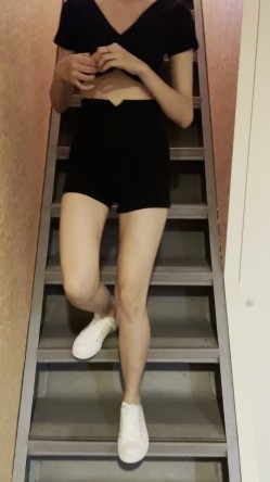 《重磅 模特私拍 泄密》学院派系列 极品长腿清纯大学生美眉私拍~换衣服时被偸拍~摄影师加钱对着美腿撸一发 截图9