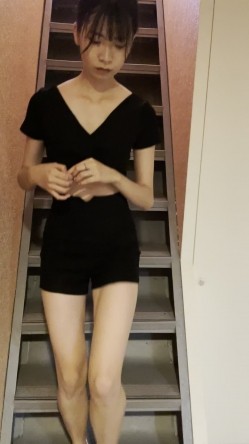 《重磅 模特私拍 泄密》学院派系列 极品长腿清纯大学生美眉私拍~换衣服时被偸拍~摄影师加钱对着美腿撸一发 截图10