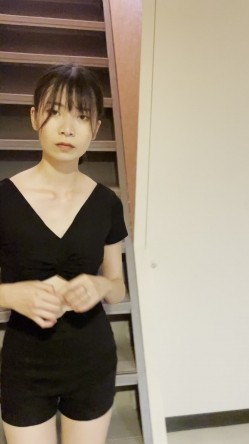《重磅 模特私拍 泄密》学院派系列 极品长腿清纯大学生美眉私拍~换衣服时被偸拍~摄影师加钱对着美腿撸一发 截图11