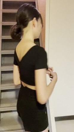 《重磅 模特私拍 泄密》学院派系列 极品长腿清纯大学生美眉私拍~换衣服时被偸拍~摄影师加钱对着美腿撸一发 截图12