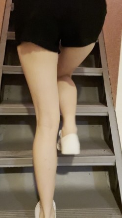 《重磅 模特私拍 泄密》学院派系列 极品长腿清纯大学生美眉私拍~换衣服时被偸拍~摄影师加钱对着美腿撸一发 截图15