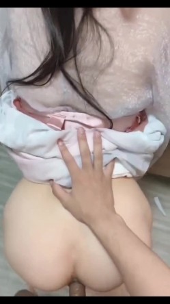 趁男友去车站接人，自己脱下内裤撅着小屁股让男朋友兄弟用鸡吧给插了，全程也不戴套，最后还全部内射，还让人不用担心，早上她男友刚内射过，就算怀孕也可以算他男朋友的！ 截图1