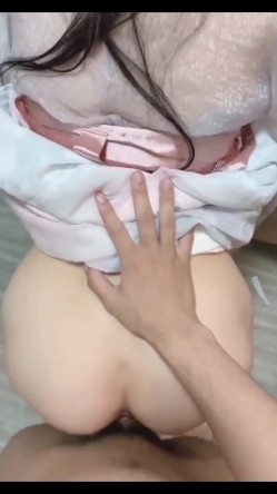 趁男友去车站接人，自己脱下内裤撅着小屁股让男朋友兄弟用鸡吧给插了，全程也不戴套，最后还全部内射，还让人不用担心，早上她男友刚内射过，就算怀孕也可以算他男朋友的！ 截图2