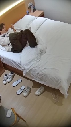 大学城 这妹子被调教得相当到位 一来直接换上丝袜女仆装 第一炮逼里抽出来直接含住口爆吞精 截图1