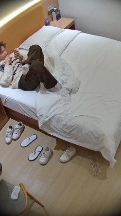 大学城 这妹子被调教得相当到位 一来直接换上丝袜女仆装 第一炮逼里抽出来直接含住口爆吞精 截图2