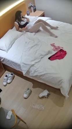 大学城 这妹子被调教得相当到位 一来直接换上丝袜女仆装 第一炮逼里抽出来直接含住口爆吞精 截图4