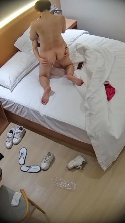 大学城 这妹子被调教得相当到位 一来直接换上丝袜女仆装 第一炮逼里抽出来直接含住口爆吞精 截图5