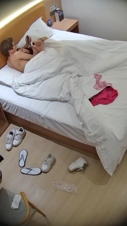 大学城 这妹子被调教得相当到位 一来直接换上丝袜女仆装 第一炮逼里抽出来直接含住口爆吞精 截图6