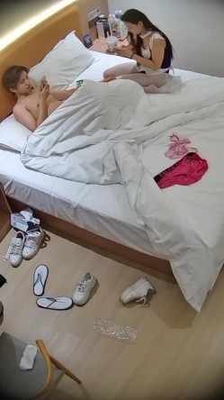 大学城 这妹子被调教得相当到位 一来直接换上丝袜女仆装 第一炮逼里抽出来直接含住口爆吞精 截图7