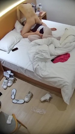 大学城 这妹子被调教得相当到位 一来直接换上丝袜女仆装 第一炮逼里抽出来直接含住口爆吞精 截图10
