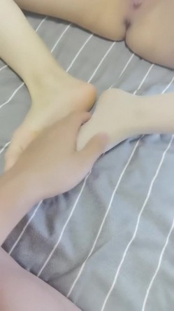 撸点高预警！甜美女神，真蝴蝶粉逼，被炮友插完逼 还插了菊花，妹子表情好酸爽，屁眼操红了，妹子技能满满 还会足交 截图14