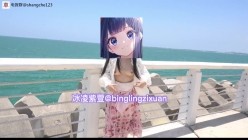 天生娃娃体，推特合法COS美少女【冰凌紫萱】，露出3P乱交骑乘内射 截图5